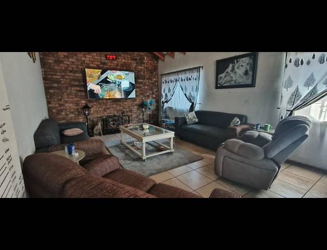 2 BEDROOM HOUSE FOR SALE IN MOUNTAIN VIEW